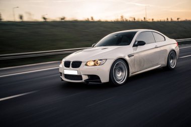 Akşamları otobanda beyaz, modern sedan test sürüşü