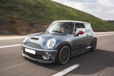 Dağlık arazide mavi mini araba otomobili.