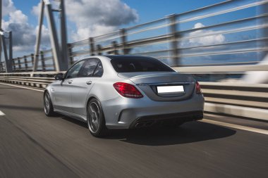 Gümüş aile sedanı köprüde.