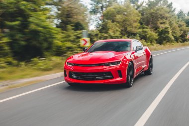 Orman yolunda kırmızı modern süper araba