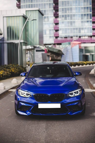 Voiture de course design bleu se préparant pour l'autoshow — Photo