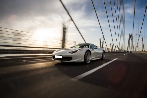 Blanco super coche de carreras en el puente de diseño — Foto de Stock