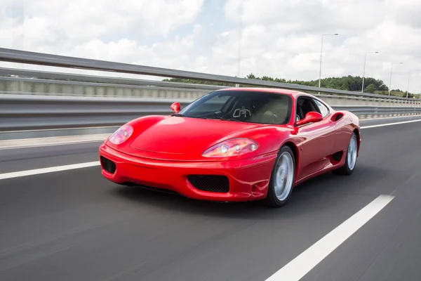 Superdeportivo rojo corriendo por la autopista del puente — Foto de Stock