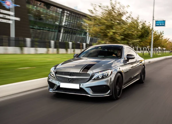 Grigio auto di design moderno sulle strade della città di guida ad alta velocità — Foto Stock