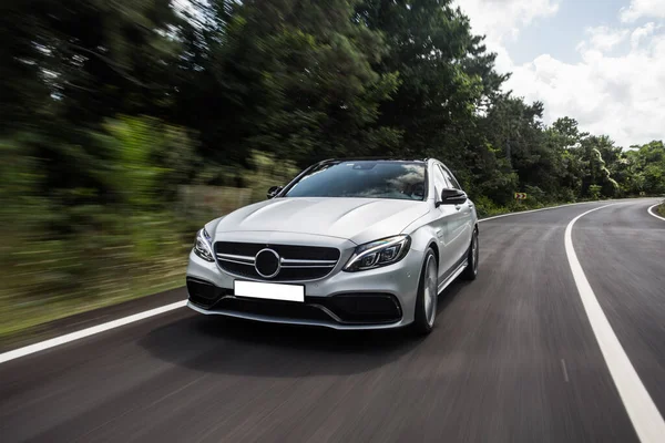 Ormanda beyaz spor sedan test sürüşü