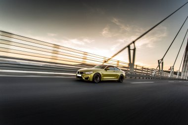 Sarı spor model sedan Köprü üzerinde yüksek hız sürücüsü, fütürist görüş