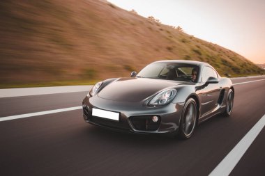 Siyah spor sedan test sürüşü dağlarda