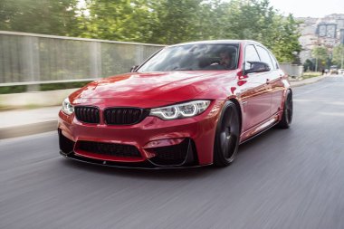 Şehirdeki Kırmızı Evrensel SUV çevre yolu