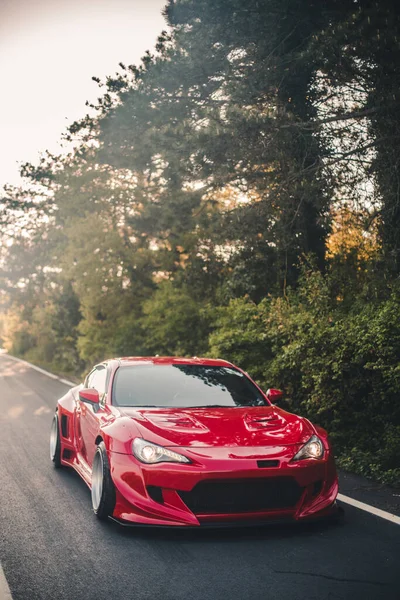 Test drive de carros modelo super esporte vermelho na floresta — Fotografia de Stock