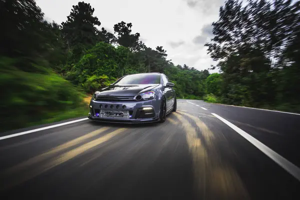 Performance de vitesse de supercar noire sur la route forestière — Photo