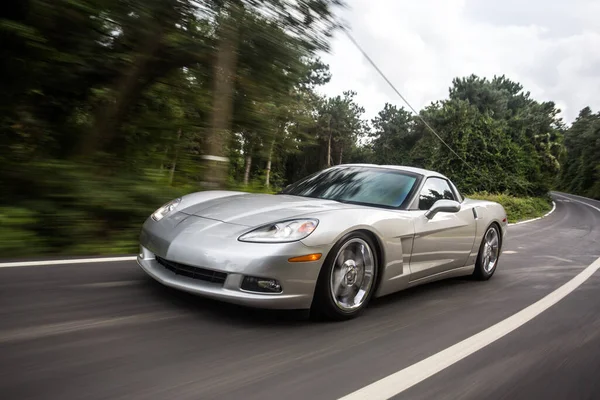 Zilver modern cabriolet in de regenwouden — Stockfoto