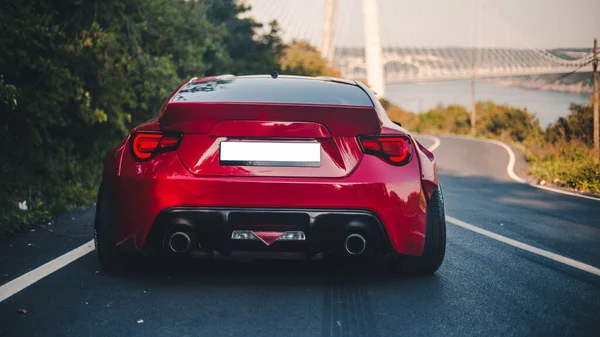 Carro de corrida vermelho moderno comercial com vista panorâmica — Fotografia de Stock