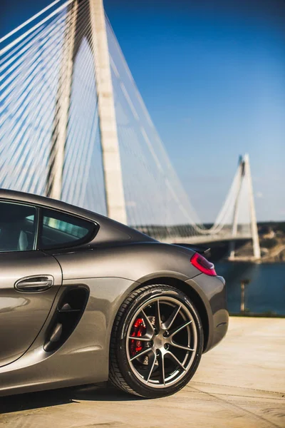 Deporte gris coche rueda trasera y tuberías —  Fotos de Stock