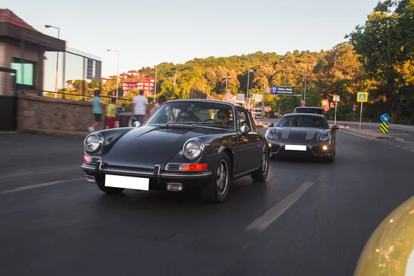 Şehir merkezinde diğer arabalarla birlikte klasik retro araba kullanılıyor. — Stok fotoğraf