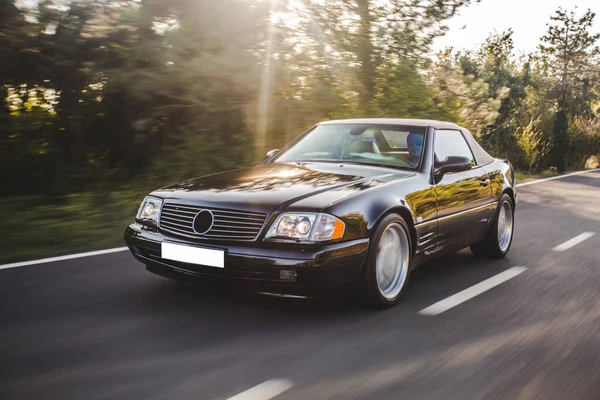 Alte Modell-Limousine im Wald bei Sonnenuntergang — Stockfoto