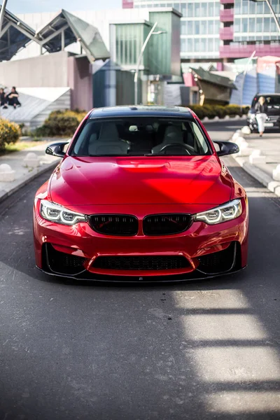 Kırmızı model sedan boş şehir yollarında, iş bölgesinde.