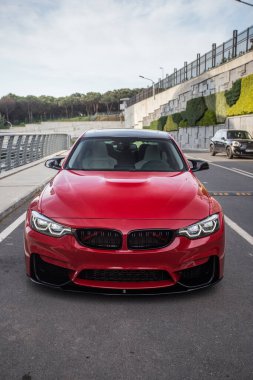 Bir performans merkezinin önünde kırmızı evrensel cip