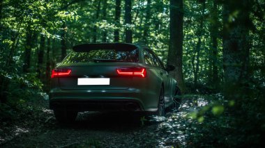 Ormanın derinliklerinde siyah bir off-road 'cu saklanıyor.