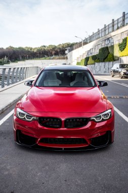 Kırmızı evrensel SUV boş sokaklarda sürüyor.