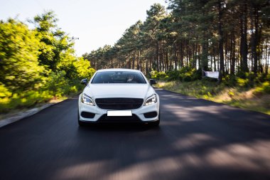 Yazın açık havada beyaz krom araba, ön manzara.