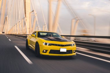 Sarı turbo motor spor araba köprünün üstünde.