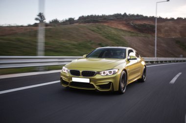 Şehirde sarı spor model sedan yüksek hız sürücüsü