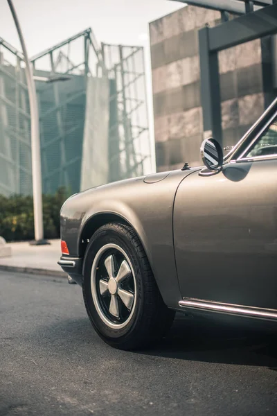 Bronz renkli klasik sedan araba, ön parçalar. — Stok fotoğraf
