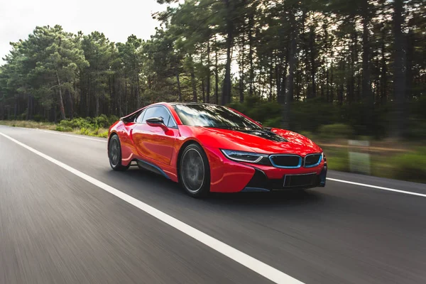 Rojo espectáculo de carreras de coches en el camino del bosque — Foto de Stock