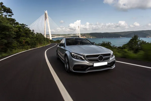 Şehirlerarası otobanda gümüş rengi spor sedan test sürüşü