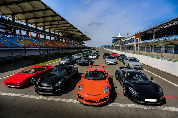 Sport racewagens in het stadion voor een autosalon — Stockfoto