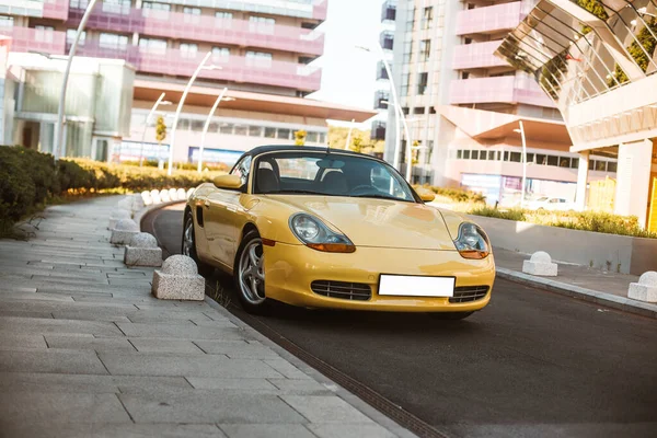 Carro esporte amarelo nas ruas da metrópole, tiro comercial — Fotografia de Stock