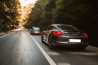 Siyah arabalar gün batımında taşra otobanında sıra sıra ilerliyorlar.