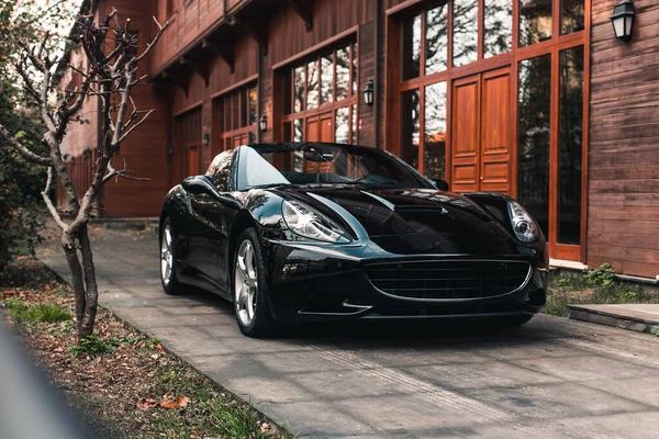 Fekete autó egy ingatlan előtt ősszel — Stock Fotó