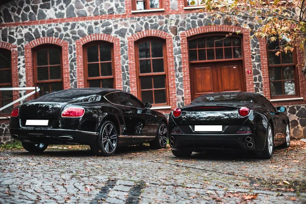 Voiture noire devant un bâtiment historique en automne dans la cour — Photo