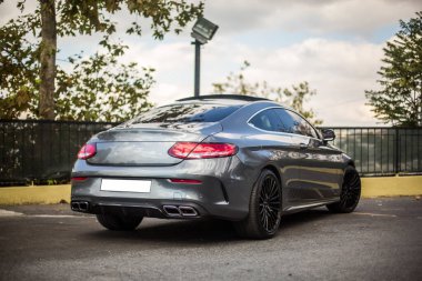 Kırsala park etmiş mavi spor araba.