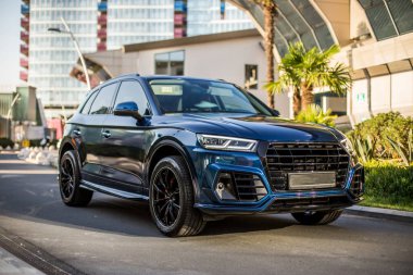 Şehrin sokaklarında mavi lüks spor araba test sürüşü