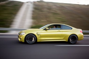 Çevrede sarı spor sedan peyzaj sürücüsü