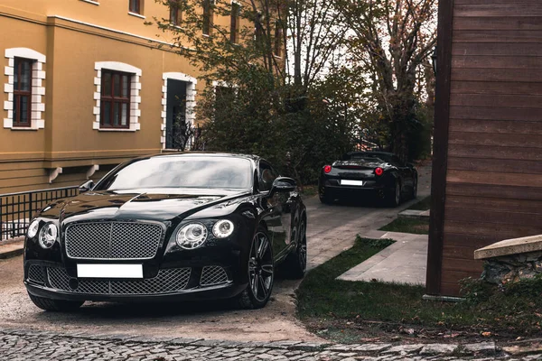 Voiture moderne noire dans la cour à la campagne — Photo