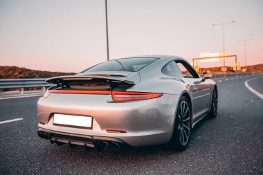 Gümüş metalik modern tasarım süper araba, arkadan görüş