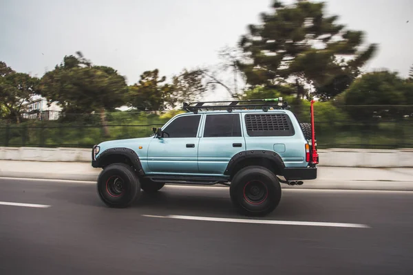 Blauwe offroader truck op het platteland weg — Stockfoto