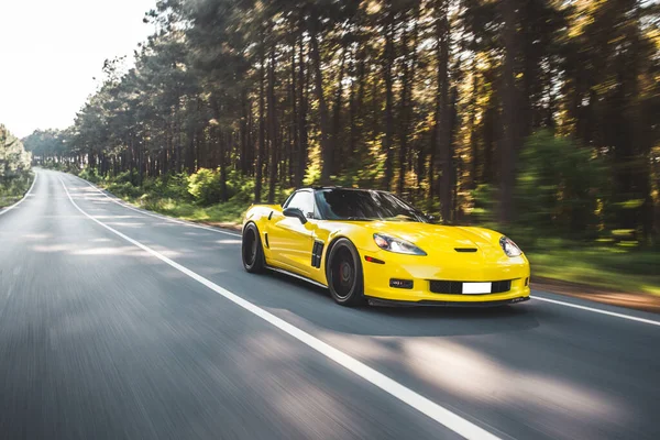 Coche de carreras amarillo con luces de xenón rojo, vista frontal — Foto de Stock