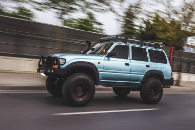 Kırsal yolda mavi off-road kamyonu