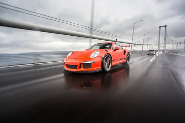 Autoshow de superdeportivo de color naranja en un clima lluvioso — Foto de Stock