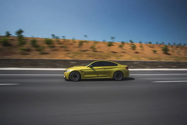 Carreras amarillas viajando por la carretera a través de desiertos — Foto de Stock