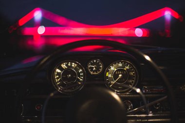 Bir süper arabanın iç, kontrol sistemi, hız göstergesi sistemi