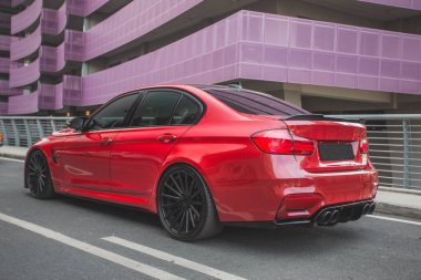 Kırmızı evrensel arazi aracı evin dışında, arkadan görüş.