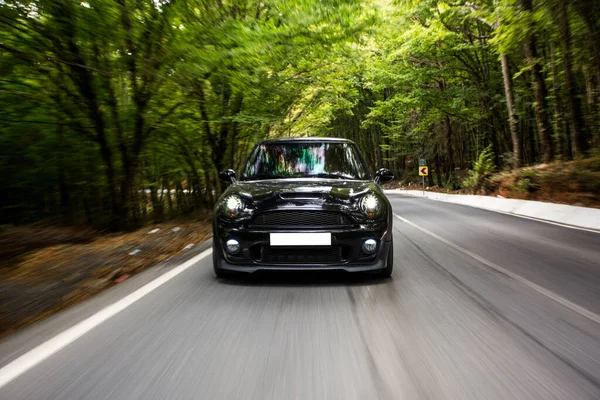 Autoshow de mini superdeportivo azul a través de paisajes en la selva tropical — Foto de Stock