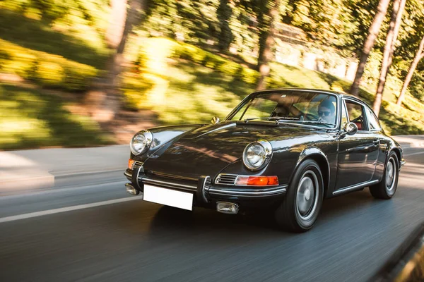 Verschwommene Sicht auf ein Retro-Auto auf den Straßen der Stadt im Sonnenlicht — Stockfoto