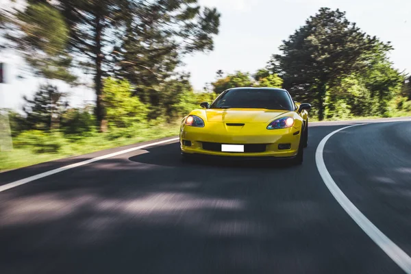 Voiture design chromée jaune dans la forêt, vue de face — Photo