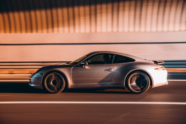 Dağ yollarında gümüş sedan, tünelde aşırı hareket